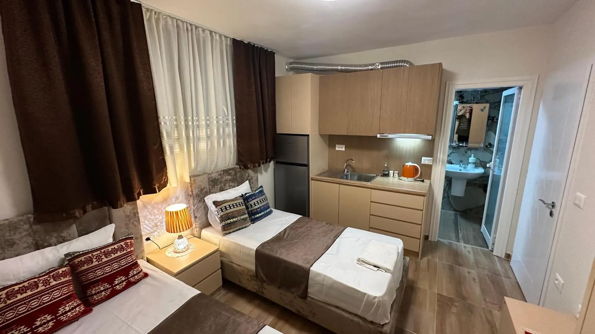 Cozy Centrally Located Room For Two 2, 10 Min Walk From City Center contacts