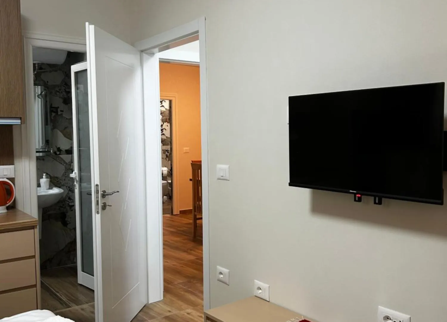Cozy Centrally Located Room For Two 2, 10 Min Walk From City Center Tirana Apartment