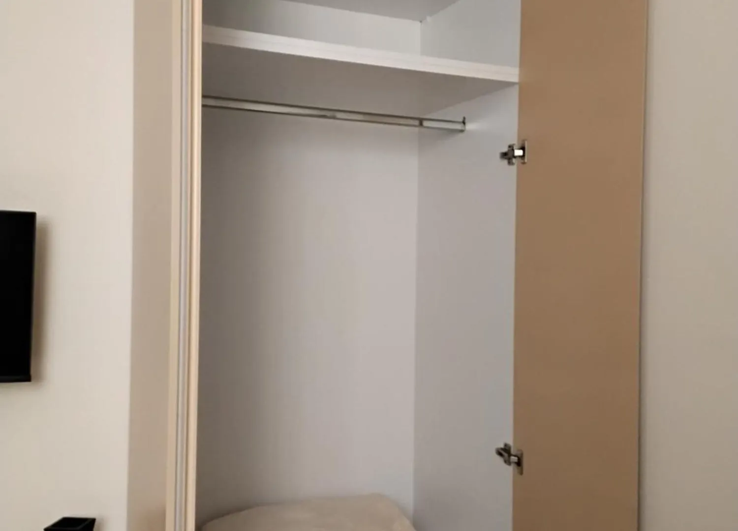 Cozy Centrally Located Room For Two 2, 10 Min Walk From City Center Tirana Apartment
